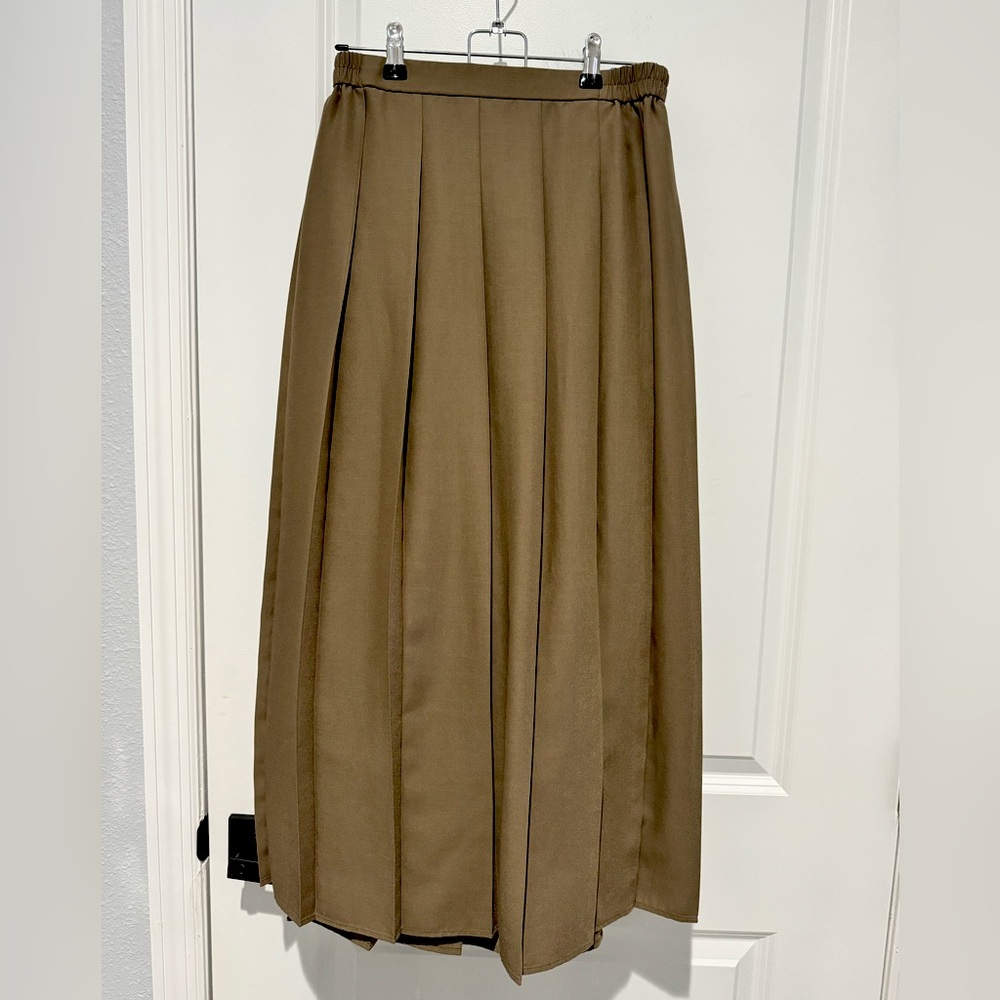 Pleated Uniqlo skirt. Perfect for fall!